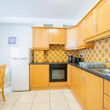 Semesterbostad 86 - Superb Townhouse With Parking By Shortstays Galway