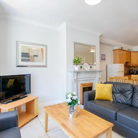 86 - Superb Townhouse With Parking By Shortstays