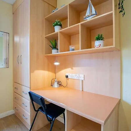86 - Superb Townhouse With Parking By Shortstays *