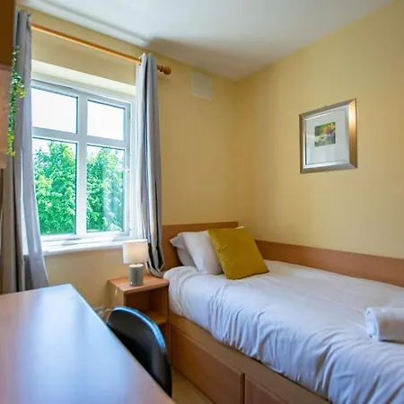86 - Superb Townhouse With Parking By Shortstays * Galway