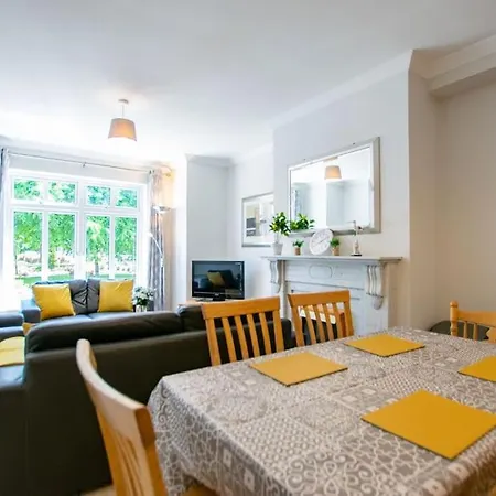 86 - Superb Townhouse With Parking By Shortstays Prázdninový dům