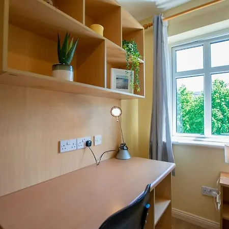 86 - Superb Townhouse With Parking By Shortstays