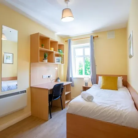 86 - Superb Townhouse With Parking By Shortstays *