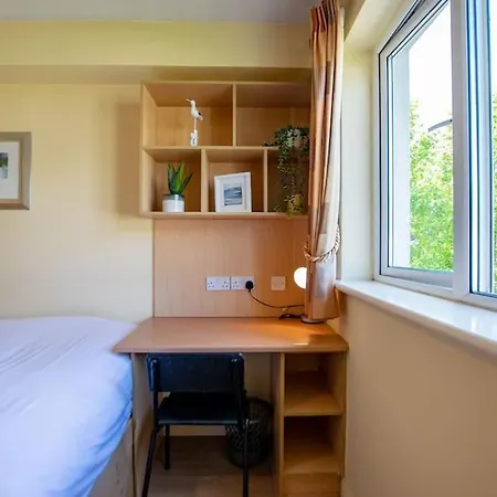 86 - Superb Townhouse With Parking By Shortstays