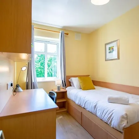 86 - Superb Townhouse With Parking By Shortstays * Galway
