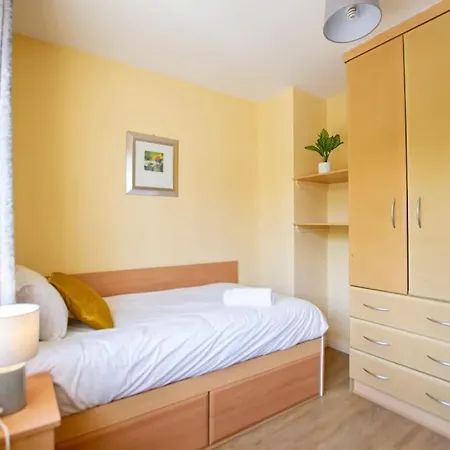 86 - Superb Townhouse With Parking By Shortstays *