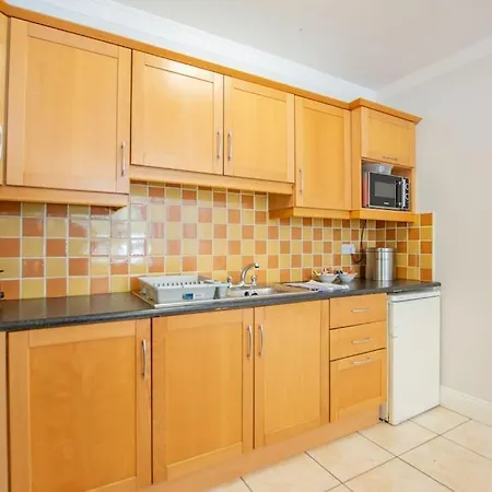 86 - Superb Townhouse With Parking By Shortstays
