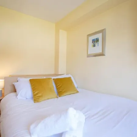 86 - Superb Townhouse With Parking By Shortstays Galway