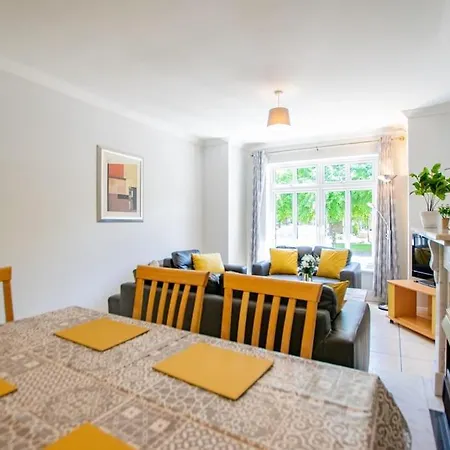 86 - Superb Townhouse With Parking By Shortstays Ferienhaus *