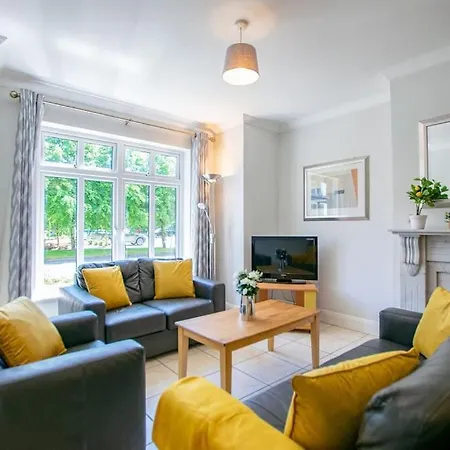 86 - Superb Townhouse With Parking By Shortstays Galway