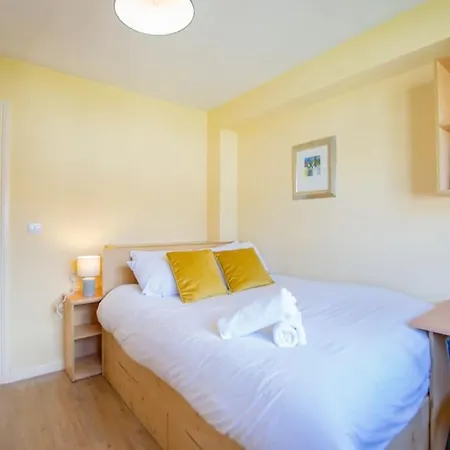 86 - Superb Townhouse With Parking By Shortstays