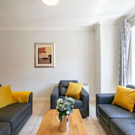 Ferienhaus 86 - Superb Townhouse With Parking By Shortstays