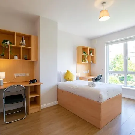 86 - Superb Townhouse With Parking By Shortstays * Galway