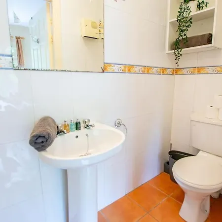 Ferienhaus 86 - Superb Townhouse With Parking By Shortstays