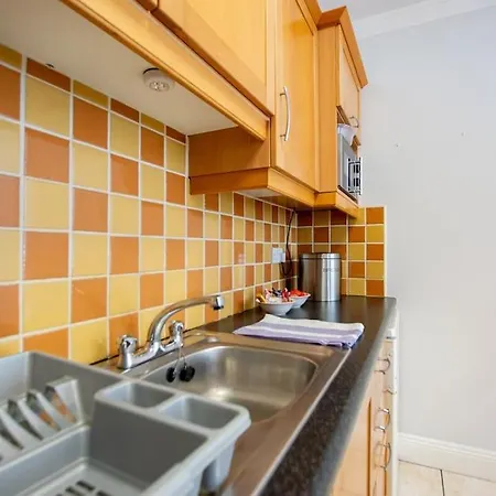 86 - Superb Townhouse With Parking By Shortstays Ferienhaus Galway